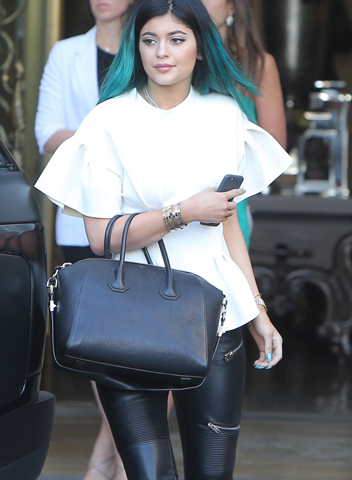 Kylie i läderbyxor och vit top i Los Angeles. Kylie i läderbyxor och vit top i Los Angeles.