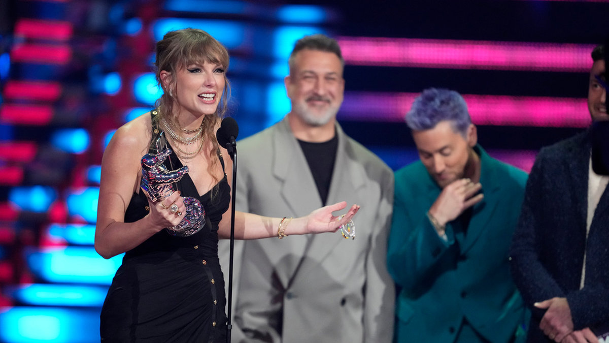 Taylor Swift fick pris för bästa poplåt för 'Anti-Hero' på MTV-galan i Newark utanför New York. Prisutdelare: det för kvällen återförenade pojkbandet Nsync.