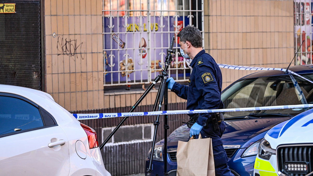 Kriminaltekniker på plats i centrala Malmö på lördag förmiddag efter att en man hittats svårt skadad.
