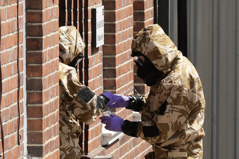 Forskningsinstitutets chef uppges ha haft nära kontakt med ryska agenter inför mordförsöket på Sergej Skripal och hans dotter i Storbritannien 2018. På bilden utredare i skyddskläder i Salisbury efter giftattacken.