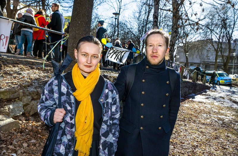 Alina Zubkovych och Ivan Sivakov deltog vid onsdagsmanifestationen vid ryska ambassaden i Stockholm. Alina är ordförande i den ickestatliga organsationen Nordic Ukraine Forum.