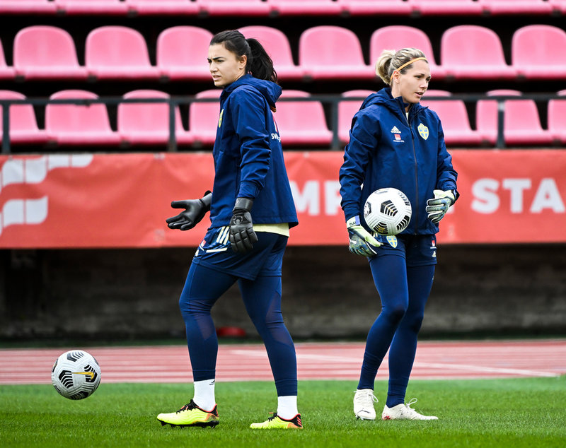 Zecira Musovic och Jennifer Falk gör troligen upp om målvaktsplatsen i Sverige i tisdagens VM-kvalmatch borta mot Finland.