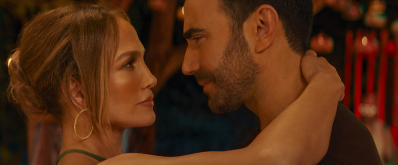 Jackie (Jennifer Lopez) och Daniel (Brett Goldstein) får ihop det i ”Office romance”.