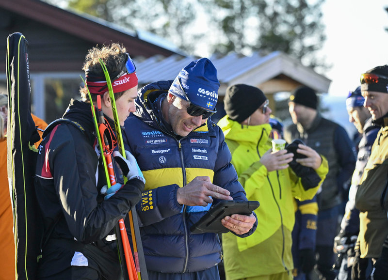 Martin Ponsiluoma med skyttetränaren Jean-Marc Chabloz under Sverigepremiären i skidskytte i Idre Fjäll.