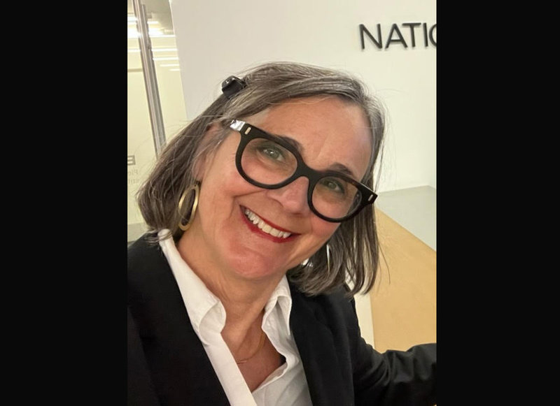 Sarah Stephens, demokratiaktivist och agent i musikbranschen, bor i Minnesota där migrationsmyndigheten ICE:s dödsskjutning av en amerikansk kvinna väckt starka känslor. 