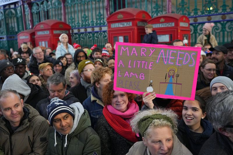 Besökare vid den årliga köttauktionen på Smithfield Market i London. 