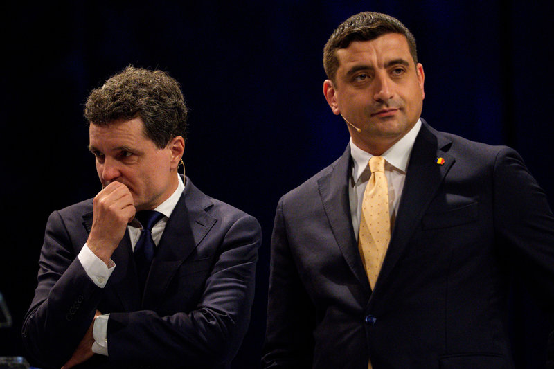 De två presidentkandidaterna i andra valomgången, Nicosur Dan till vänster och George Simion till höger under en debatt.