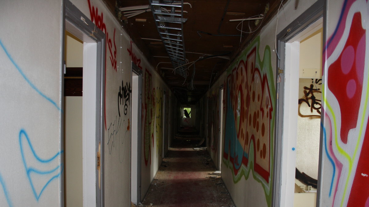 Väggarna i korridoren täcks av grafitti. 