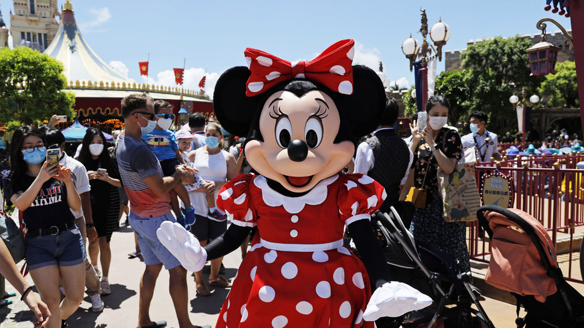 Mimmi Pigg på Disneyland i sin traditionella klänning. Arkivbild.