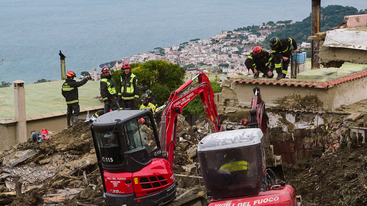 Räddningsarbetare på Ischia letar igenom förödelsen efter jordskredet den 26 november.