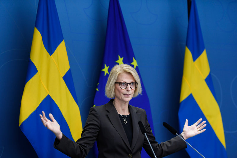 Regeringens budgetproposition kommer att vara 'svagt åtstramande' meddelade finansminister Elisabeth Svantesson på en pressträff om läget i svensk ekonomi.