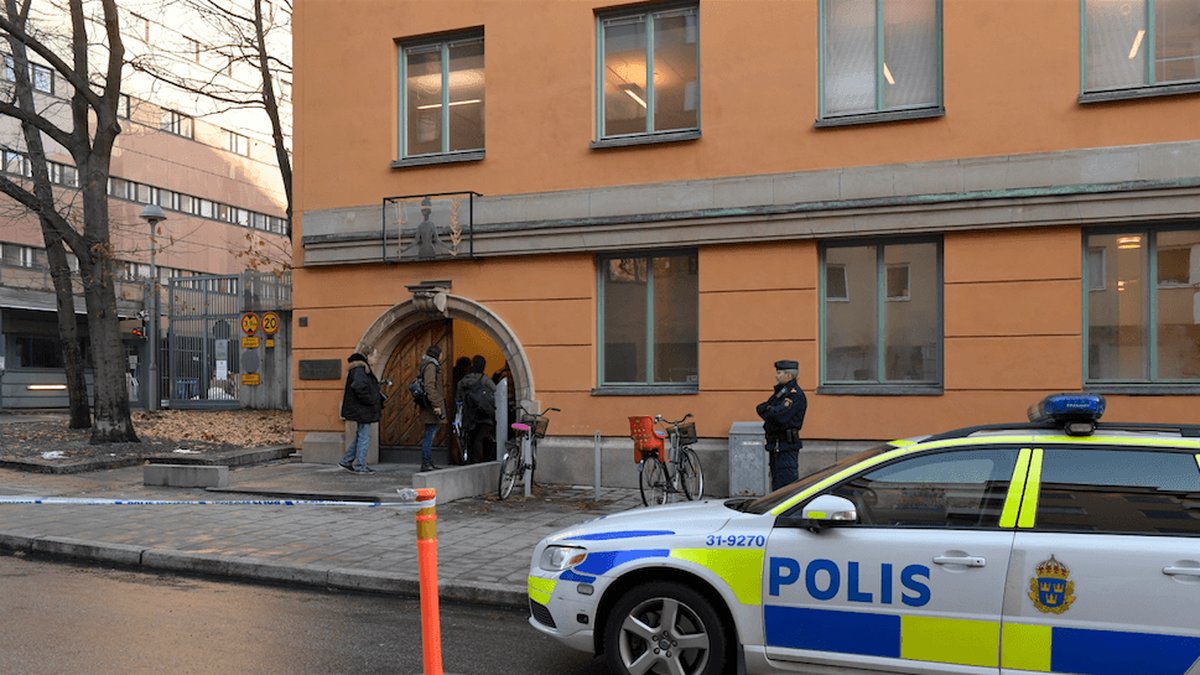 Mannen förnekar inblandning i terrorbrott, och häktningsförhandling mot honom hölls under torsdagsförmiddagen i Stockholms tingsrätts säkerhetssal.
