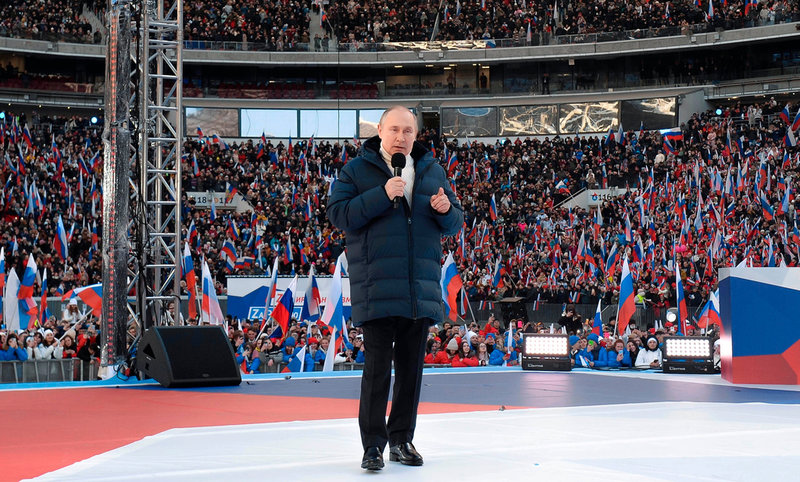 Rysslands president Vladimir Putin under sitt tal i Moskva, där man firade åtta års annektering av Krim i fredags.