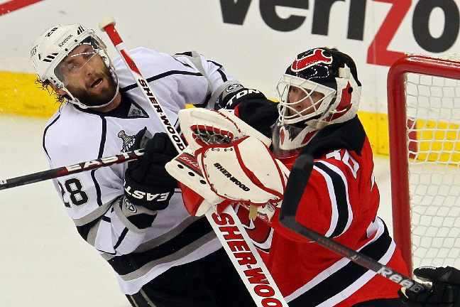 Man ska kanske inte komma allt för nära veteranmålvakten Martin Brodeur. Det får Jarret Stoll lära sig här. Man ska kanske inte komma allt för nära veteranmålvakten Martin Brodeur. Det får Jarret Stoll lära sig här.