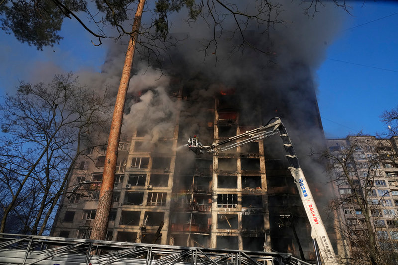 En av de bombade bostadsbyggnaderna i Kiev.