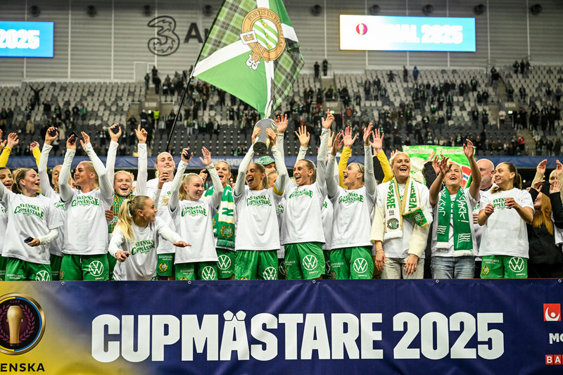 Hammarbyspelarna jublar med pokalen efter att ha tagit hem svenska cupen.