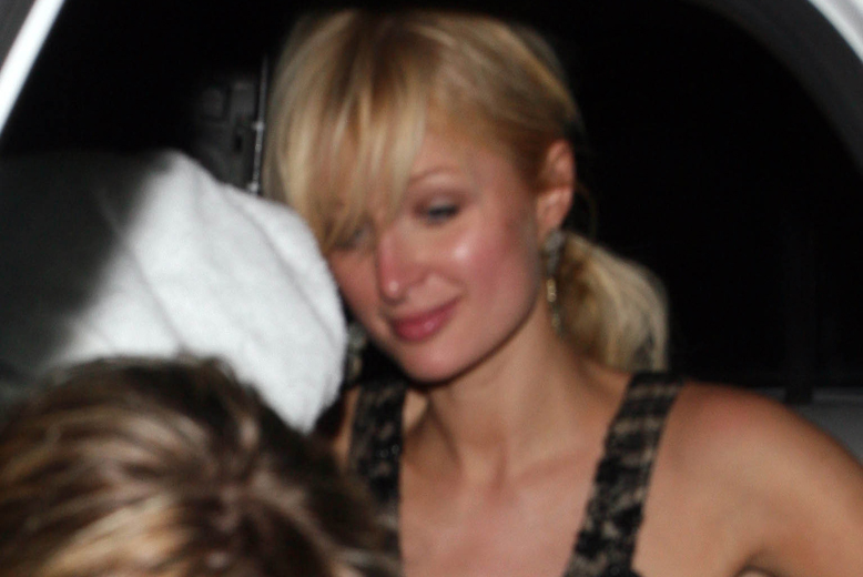 Paris Hilton – illröd och plakatfull. Paris Hilton – illröd och plakatfull.