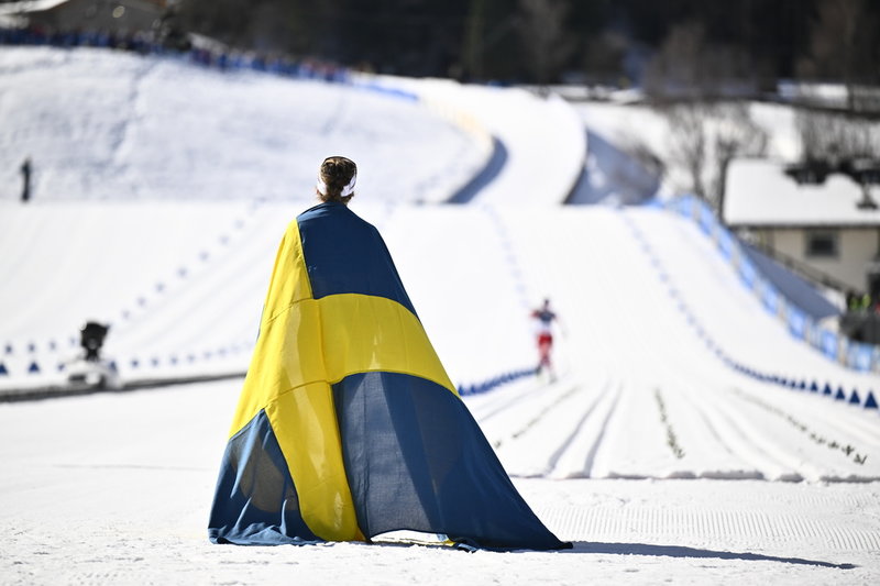 Olympiska mästaren Ebba Andersson väntar in tvåan Heidi Weng, Norge, efter att ha vunnit den avslutande femmilen på OS i Val di Fiemme.