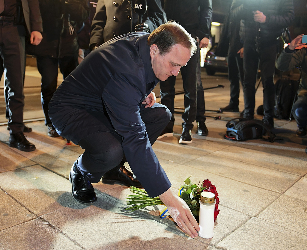 Stefan Löfven lägger blommor på Drottninggatan. 