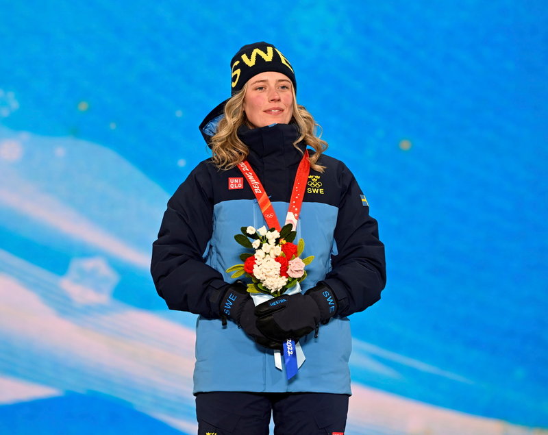 Elvira Öberg med sin silvermedalj.