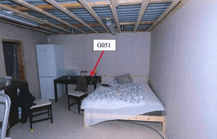 Sängen, bord, stolar och kylskåp i bunkern.