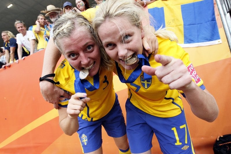 Linda Sembrant och Linda Dahlkvist med VM-bronsmedaljerna runt halsen 2011. Bronset firade duon senare genom att av misstag åka polisbil tillbaka till hotellet.