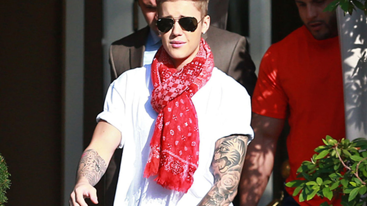 Justin Bieber är förtjust i svart, rött och vitt.