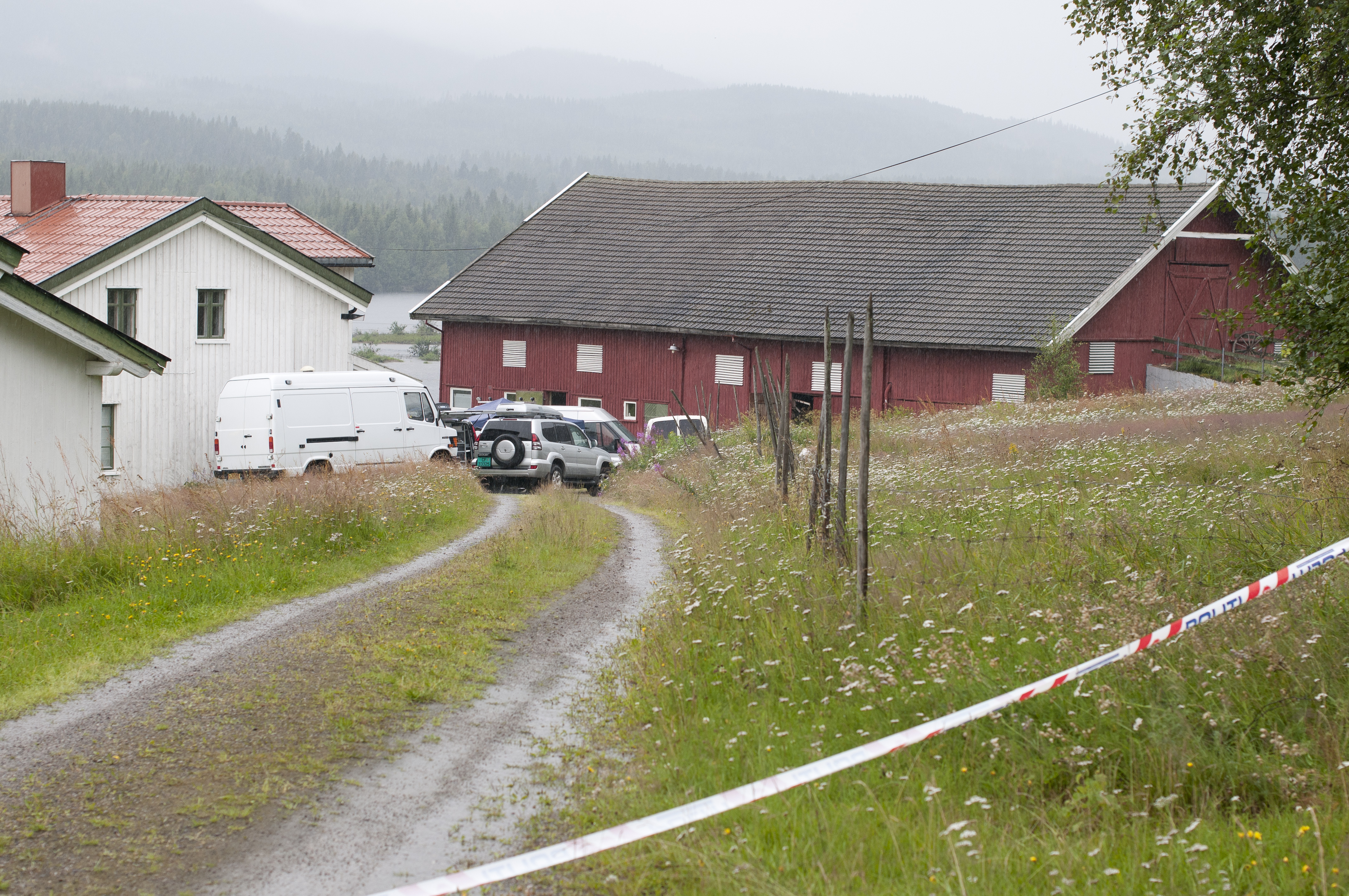 På gården var Breivik nära att avslöjas då han skulle få besök när han höll på att tillverka bomben i mitten av juni.