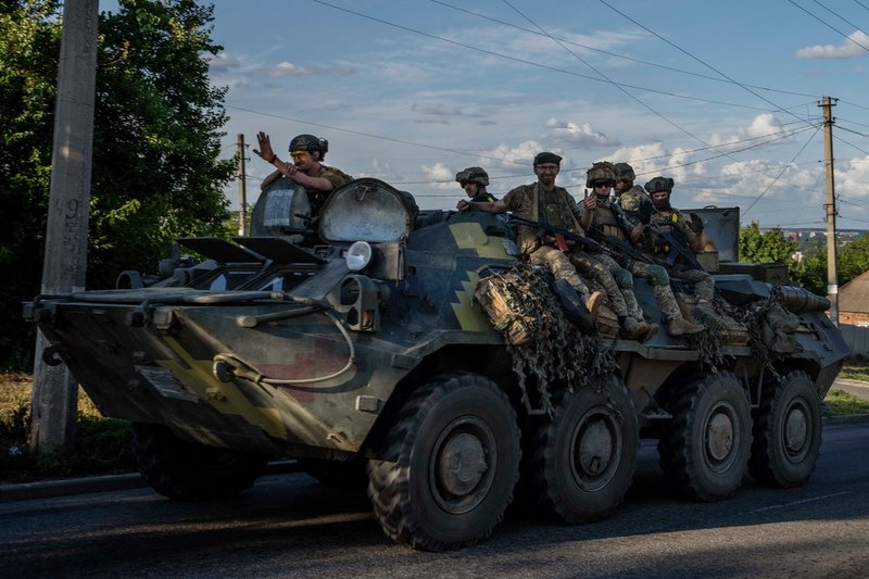 Ukrainska soldater i Donetsk i juli. Ukrainas militär försöker hålla emot, och även återerövra ryskinvaderade områden i landets östra delar. Men läget är svårt, även för civila.