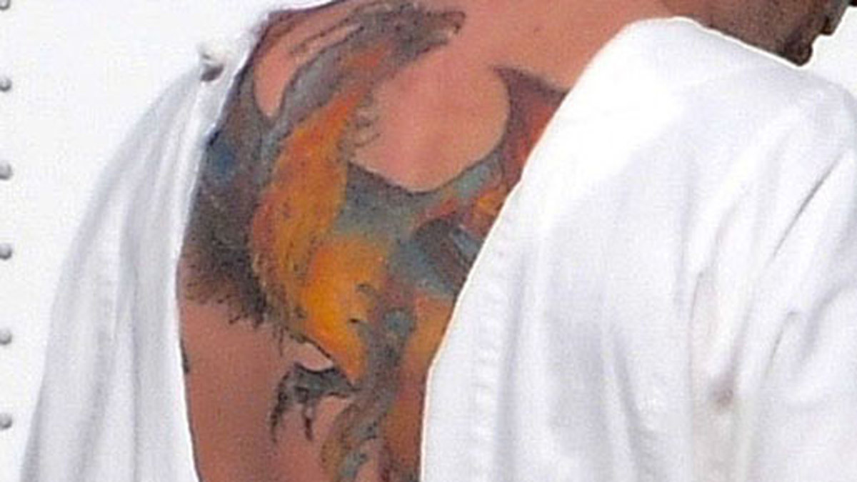 Närbild av Ben Afflecks nya tatuering. 