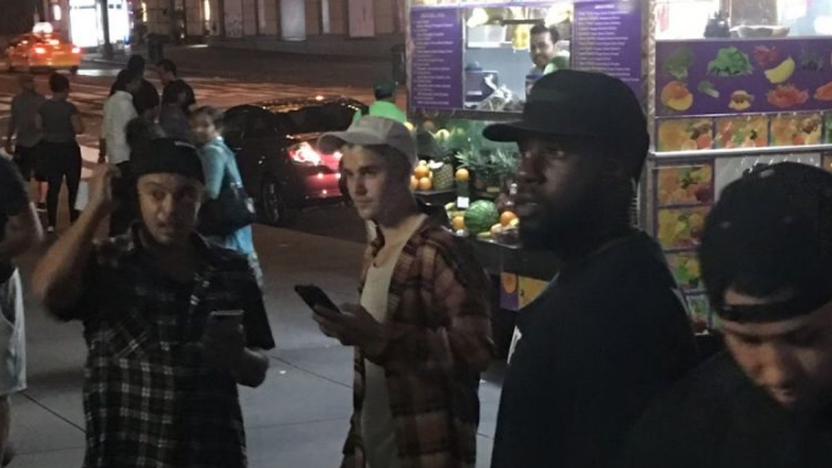 Justin Bieber var på Pokémon-jakt i New York. 