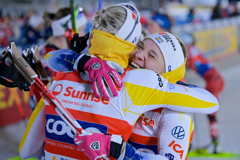 Jonna Sundling kramas om av Maja Dahlqvist efter segern i lagsprint under världscuptävlingarna i Davos. 