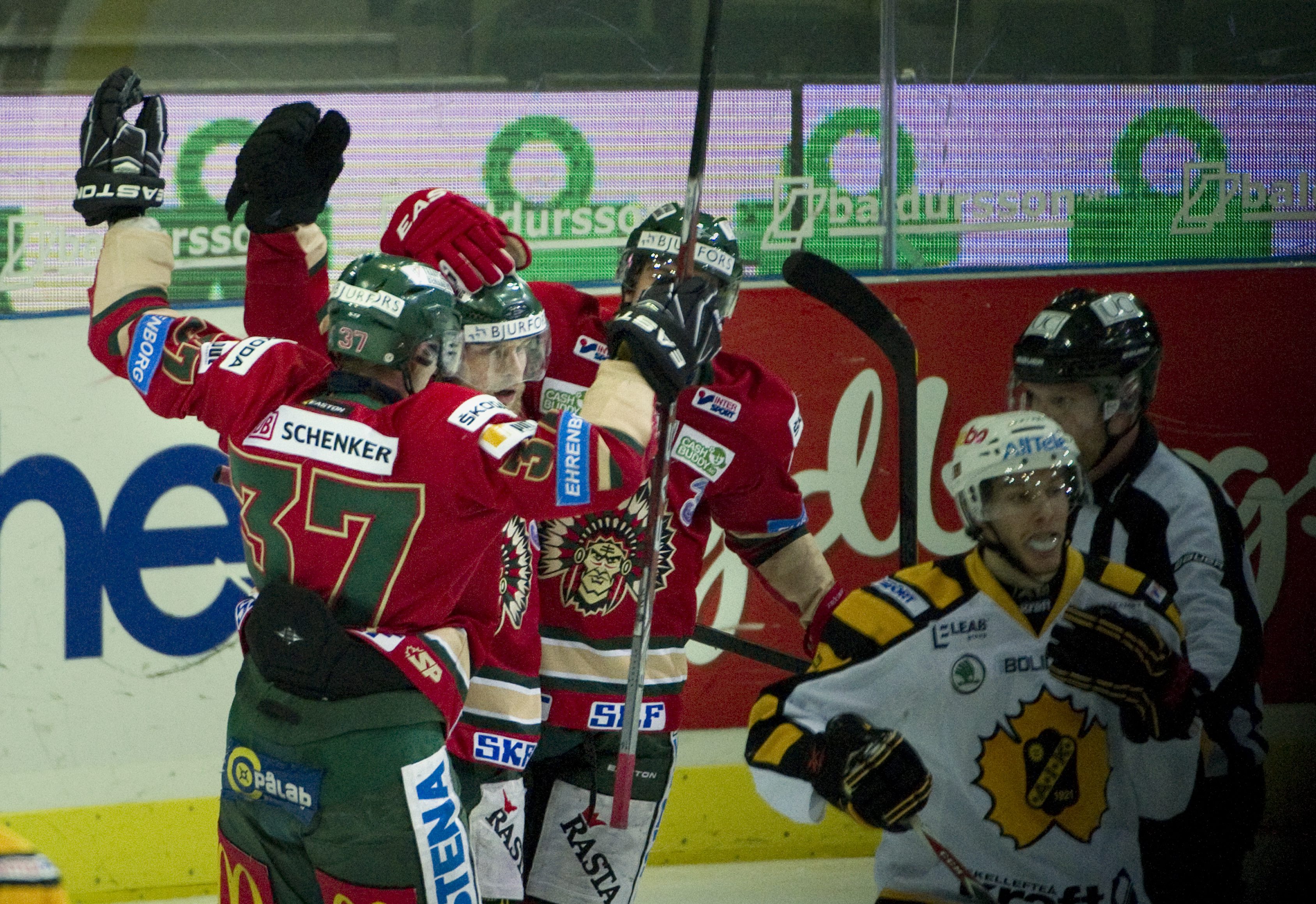 Fredrik Pettersson (mitten) grattas av sina lagkamrater.