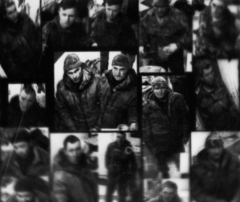 Ryska soldater på ett postkontor skickar föremål plundrade i Ukraina, i april 2022. Från Lisa Bukrejevas projekt 'Do not look at pain of others' där konstnären arkiverat bilder från nyheterna. Pressbild.
