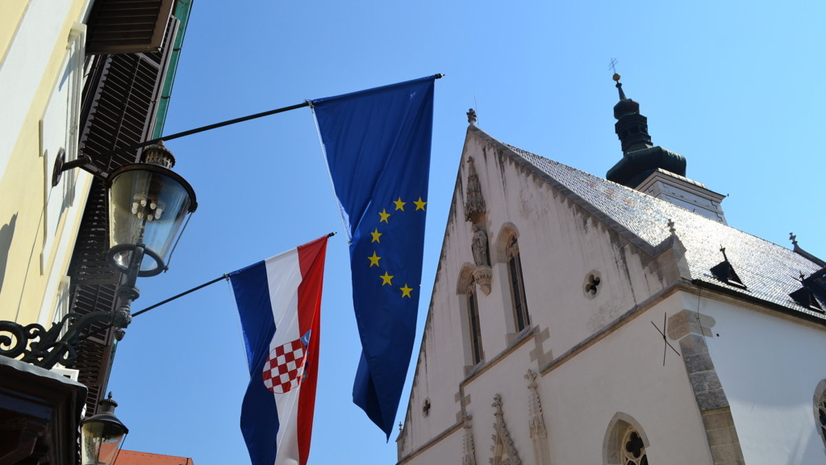 EU-flaggan och Kroatiens flagga utanför regeringskansliet och parlamentet i Zagreb. Från den 1 januari släpps Kroatien in i Schengenområdet. Arkivfoto.