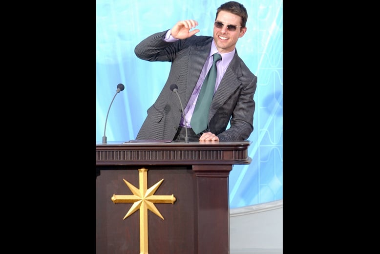 Tom Cruise pratar på invigningen av en scientologkyrka i Madrid år 2004.