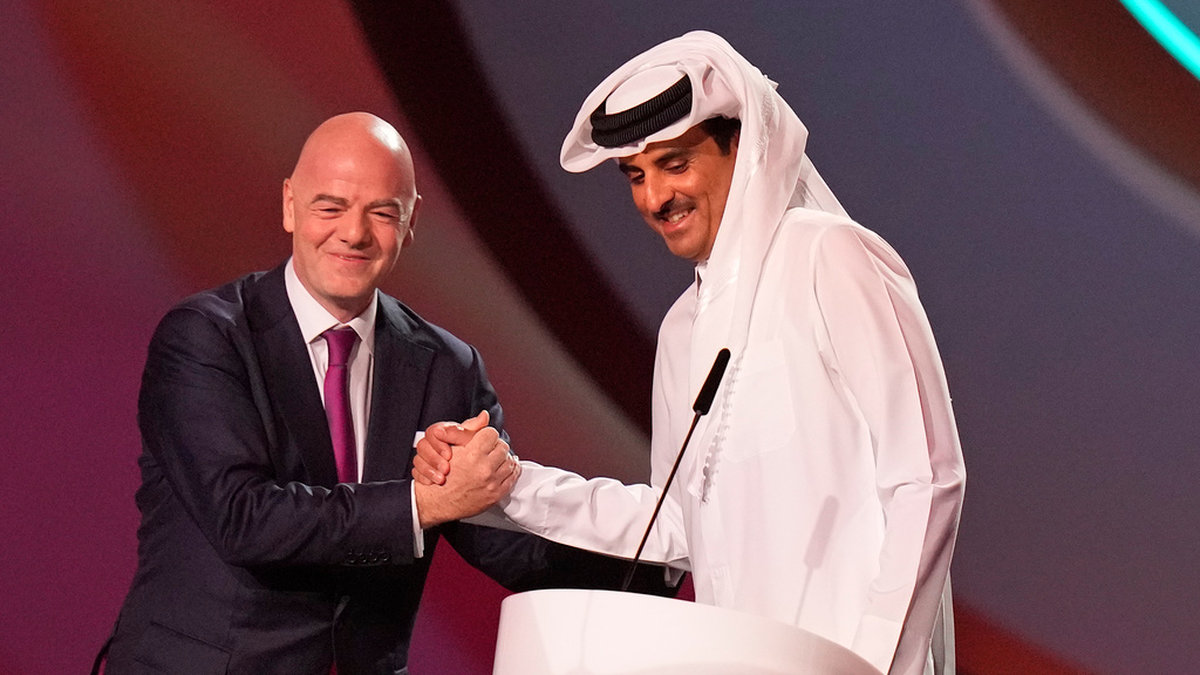 Fifa-ordföranden Gianni Infantino tillsammans med Qatars emir Tamim bin Hamad Al Thani under VM-lottningen tidigare i år. Arkivbild.