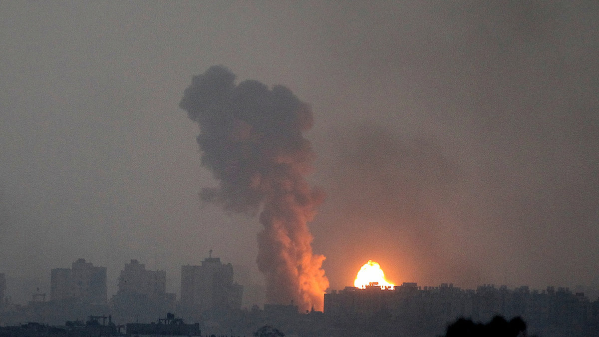 Explosion efter ett israeliskt anfall mot Gaza på lördagen.