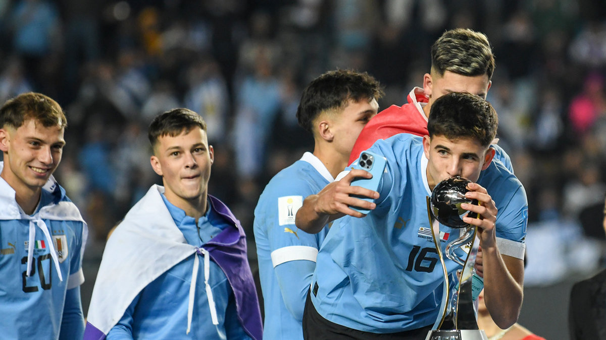 Uruguays Facundo Gonzalez kysser pokalen efter att ha tagit hem U-20-VM i fotboll.