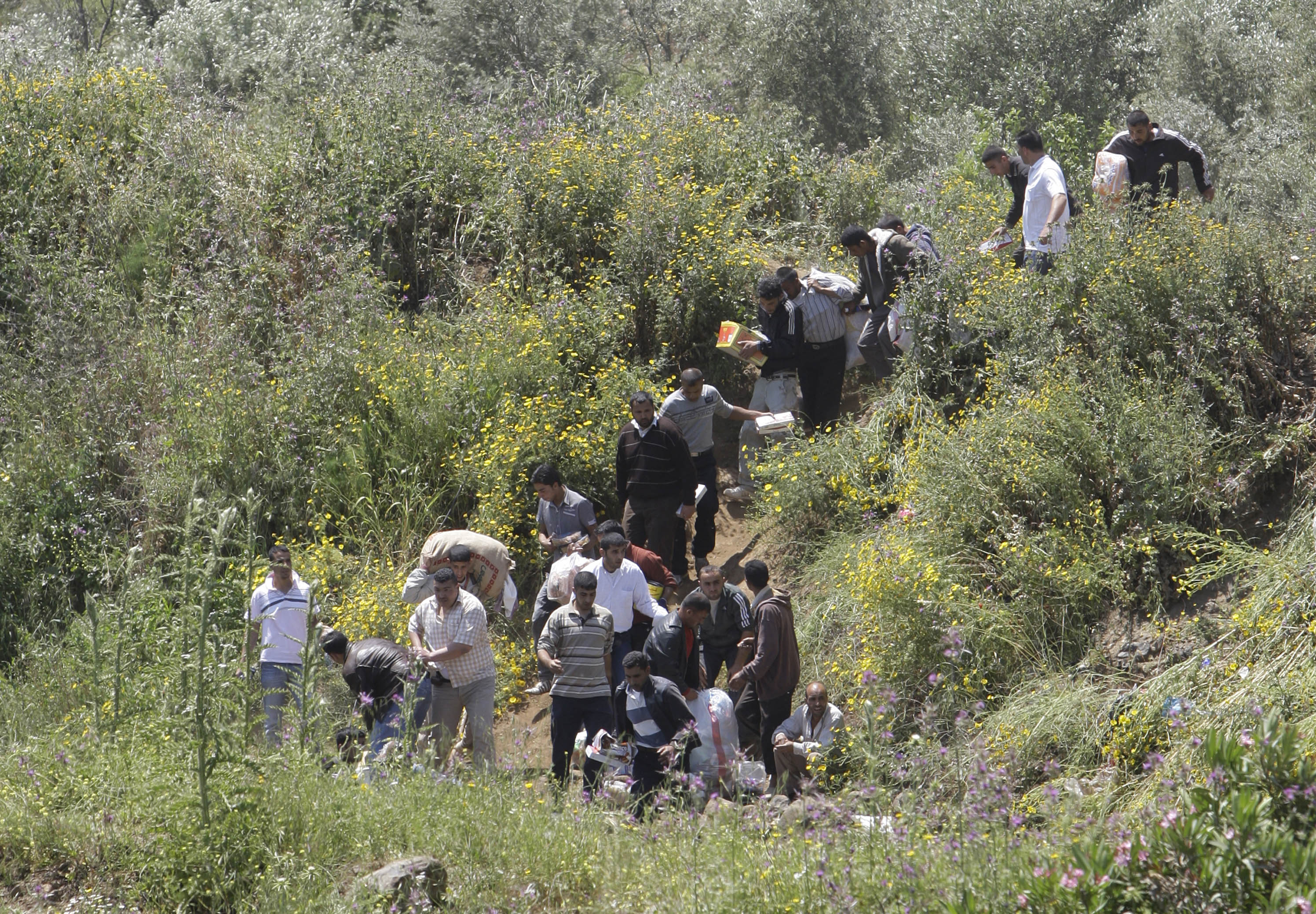 Fler och fler syrier lämnar sina hem för att illegalt korsa gränsen till Libanon.
