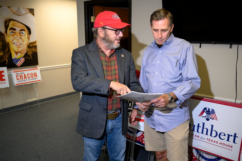Gary Teal och John Austin, verksamhetsledare och ordförande för Republikanska partiet i Bexar County i San Antonio i Texas, vill höja blicken efter kongressprotesten den 6 januari 2021.