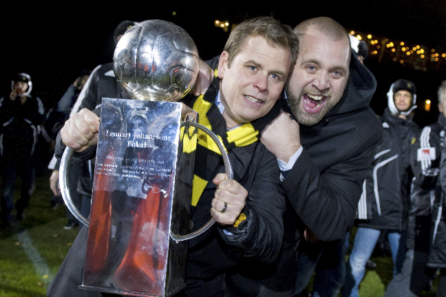 Björn Wesström firar SM-guldet tillsammans med Stahre.