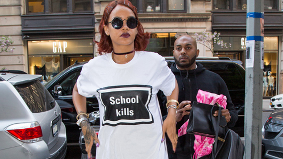 Rihanna har ett budskap på sin t-shirt.