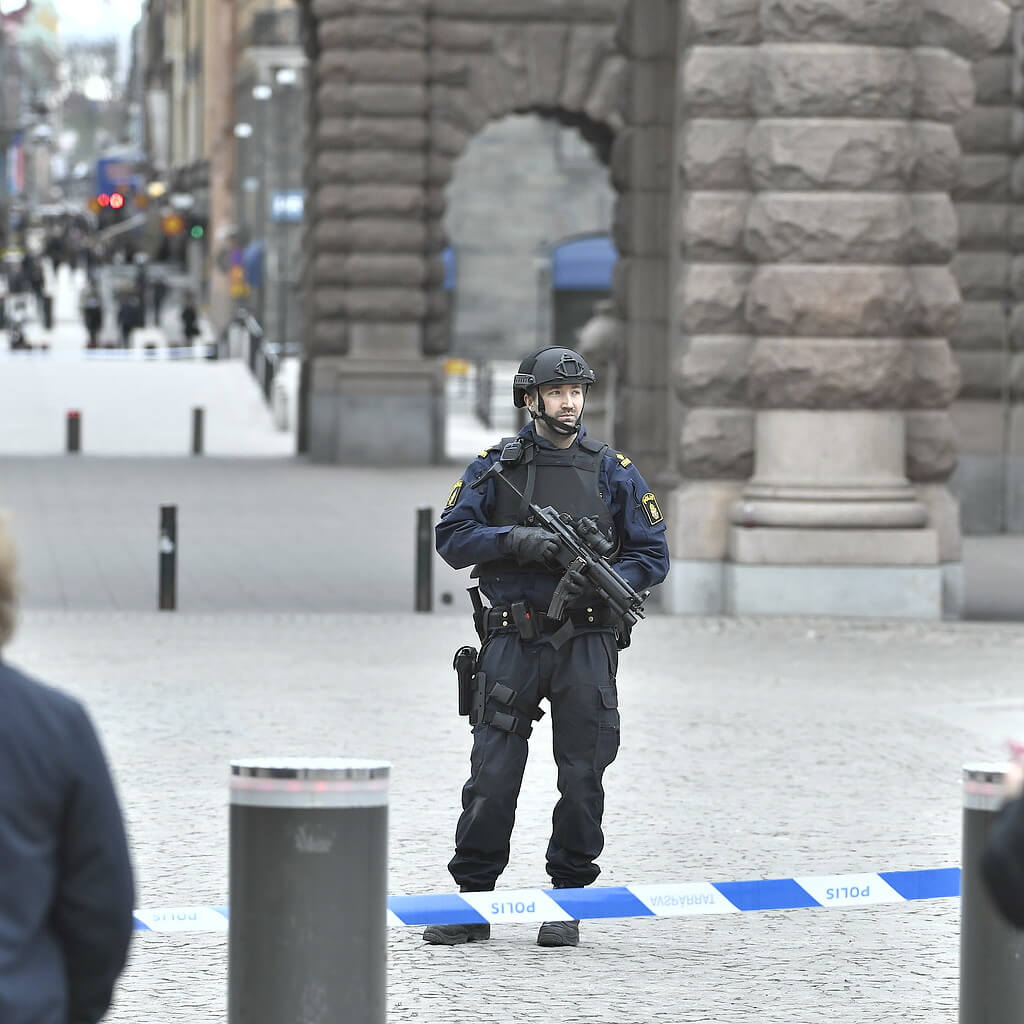 Polis var på plats utanför Riksdagen i Stockholm. Polis var på plats utanför Riksdagen i Stockholm.