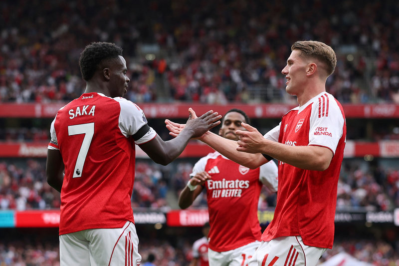Bukayo Saka och Viktor Gyökeres får på söndag lyfta Premier League-bucklan med sina lagkamrater i Arsenal. Arkivbild.