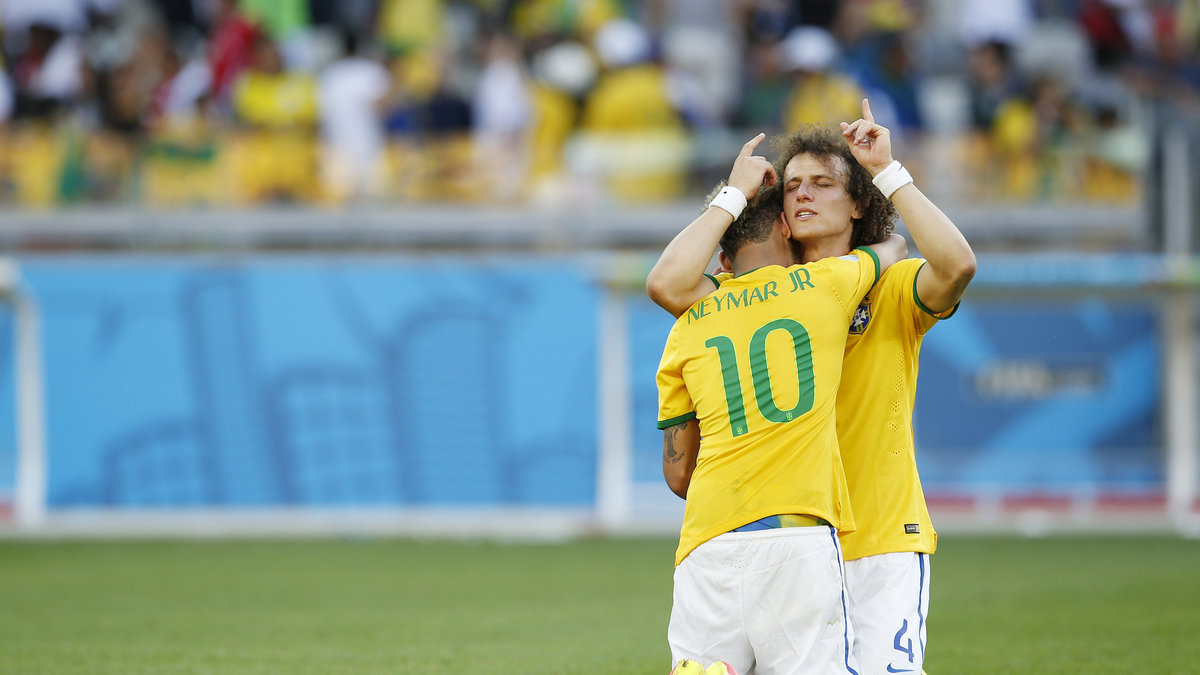 David Luiz och Neymar kramas – och gråter – efter straffsparkarna. 