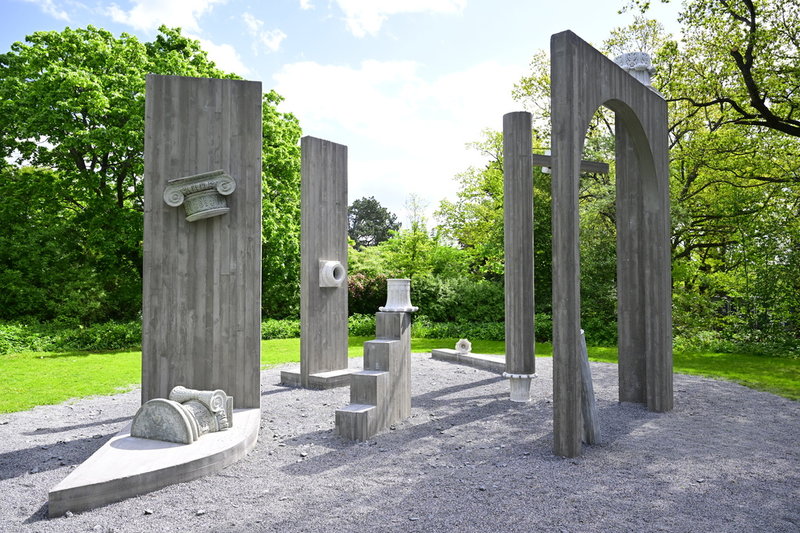 Monika Sosnowskas skuptur står på Rosendalsterassen i Stockholm, just där Karl XIV Johans konstmuseum skulle ha byggts.