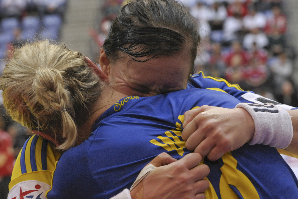 En semifinalsplats efter en otroligt sväning match mot Ungern. Till slut blev det klart och då kunde inte svenskorna hålla glädjen inne. Se det bästa från jublet här, där bland annat Kristina Flognman kramar om Johanna Wiberg rejält. En semifinalsplats efter en otroligt sväning match mot Ungern. Till slut blev det klart och då kunde inte svenskorna hålla glädjen inne. Se det bästa från jublet här, där bland annat Kristina Flognman kramar om Johanna Wiberg rejält.