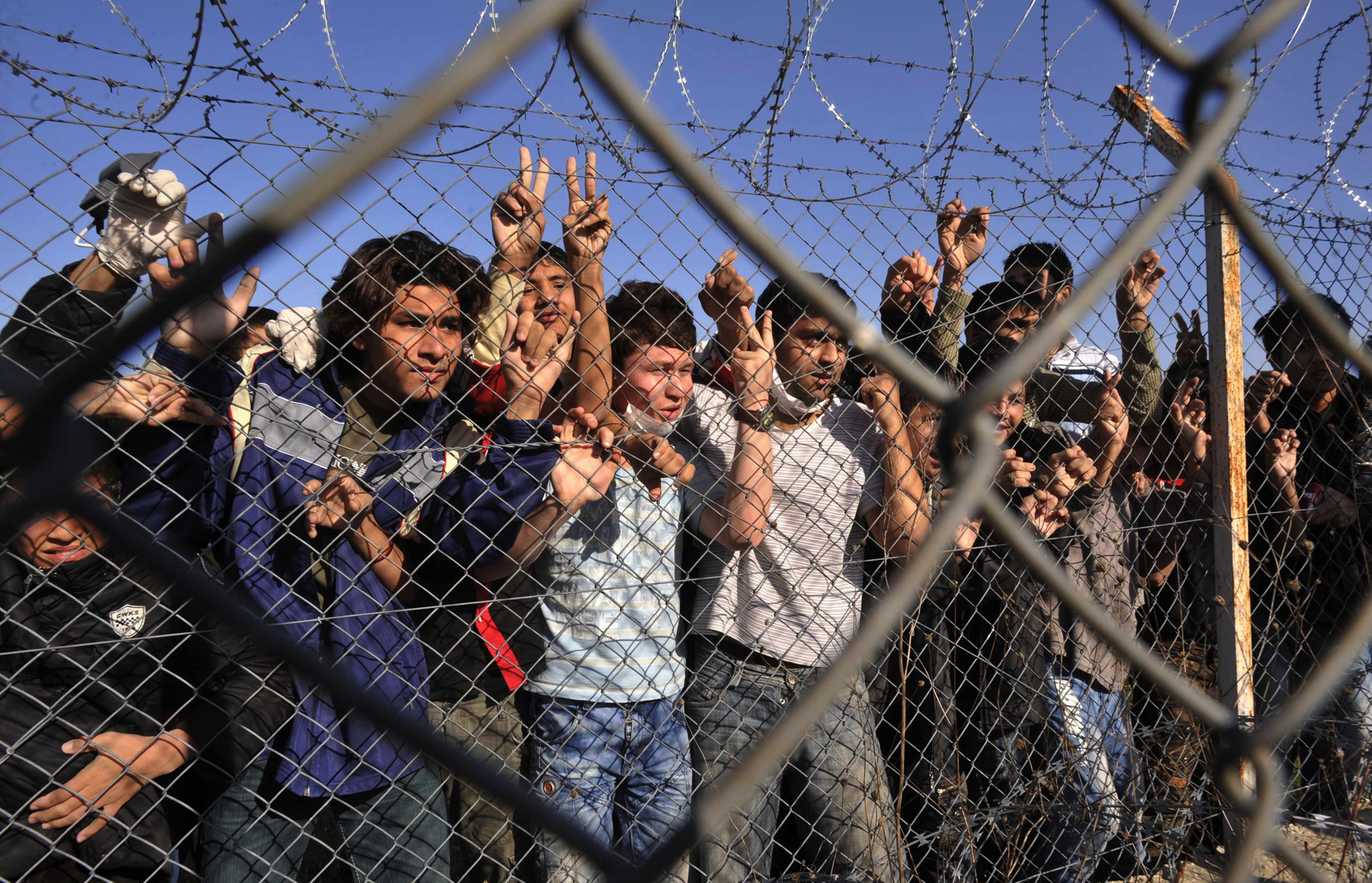 Här ses flyktingar i ett förvar på gränsen mellan Turkiet och Grekland.