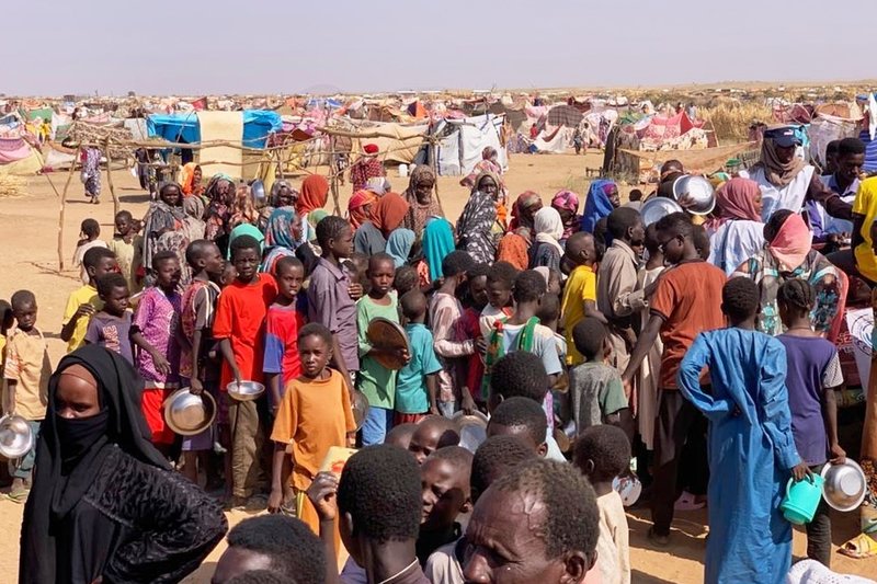 Familjer som flytt oasstaden al-Fashir i västra Sudan. Bilden togs i en flyktingläger i Tawila i Darfur i oktober.